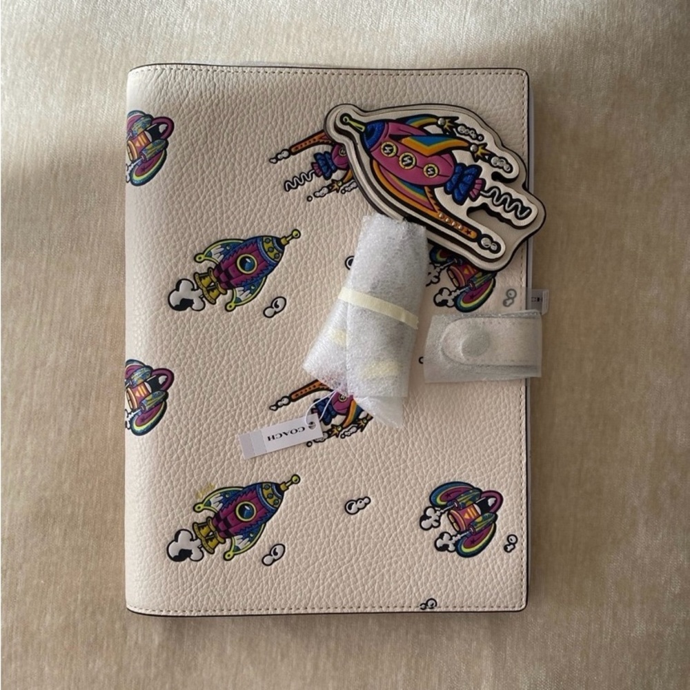 COACH NOTEBOOK/BAG CHARM ROCKET PRINT
